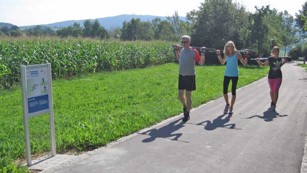 Nordic Walking im Vitalparcours im Kurpark beim Sibyllenbad