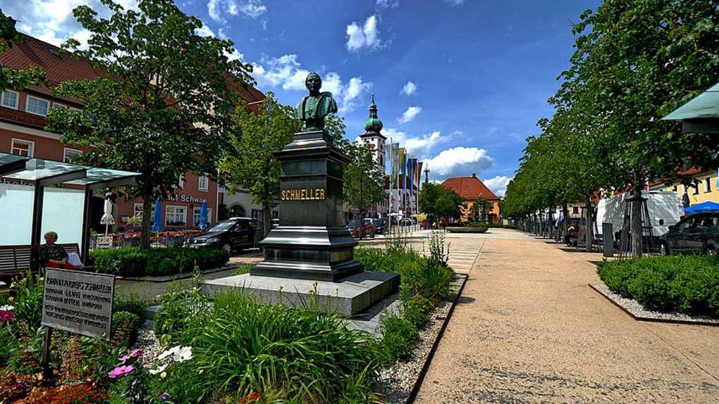 Schmeller-Denkmal auf dem Maximilianplatz Tirschenreuth