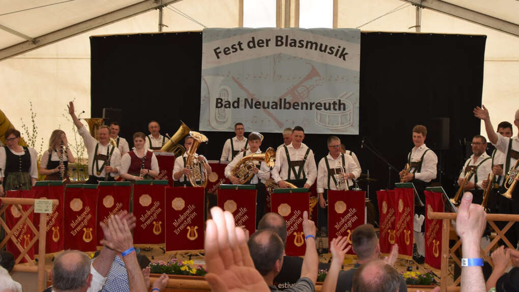 Blaskapelle Ernestgrün auf der Bühne zum Fest der Blasmusik